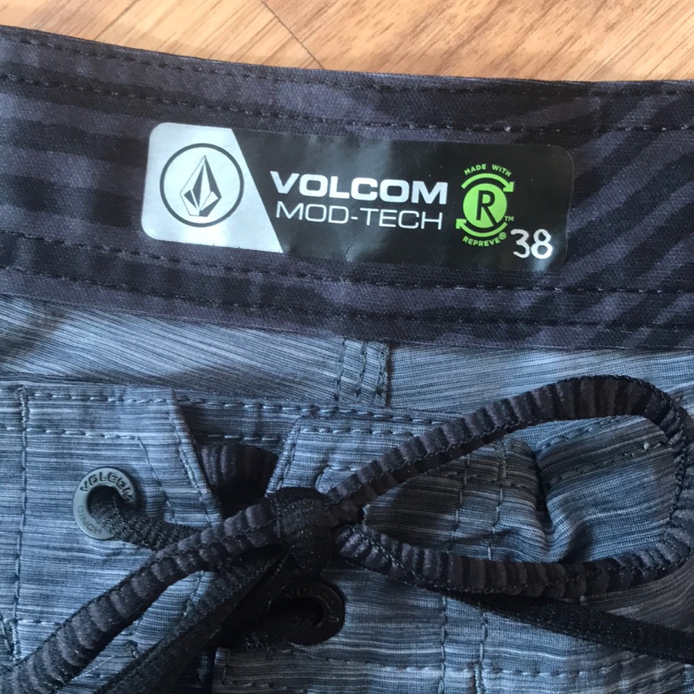 Volcom Swim Shorts Moo Tech Size 38 - image 3